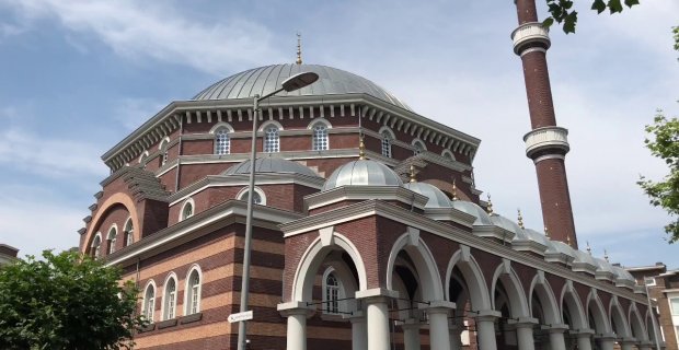 Amsterdam’daki Fatih Camisi kapılarını gayrimüslimlere açtı